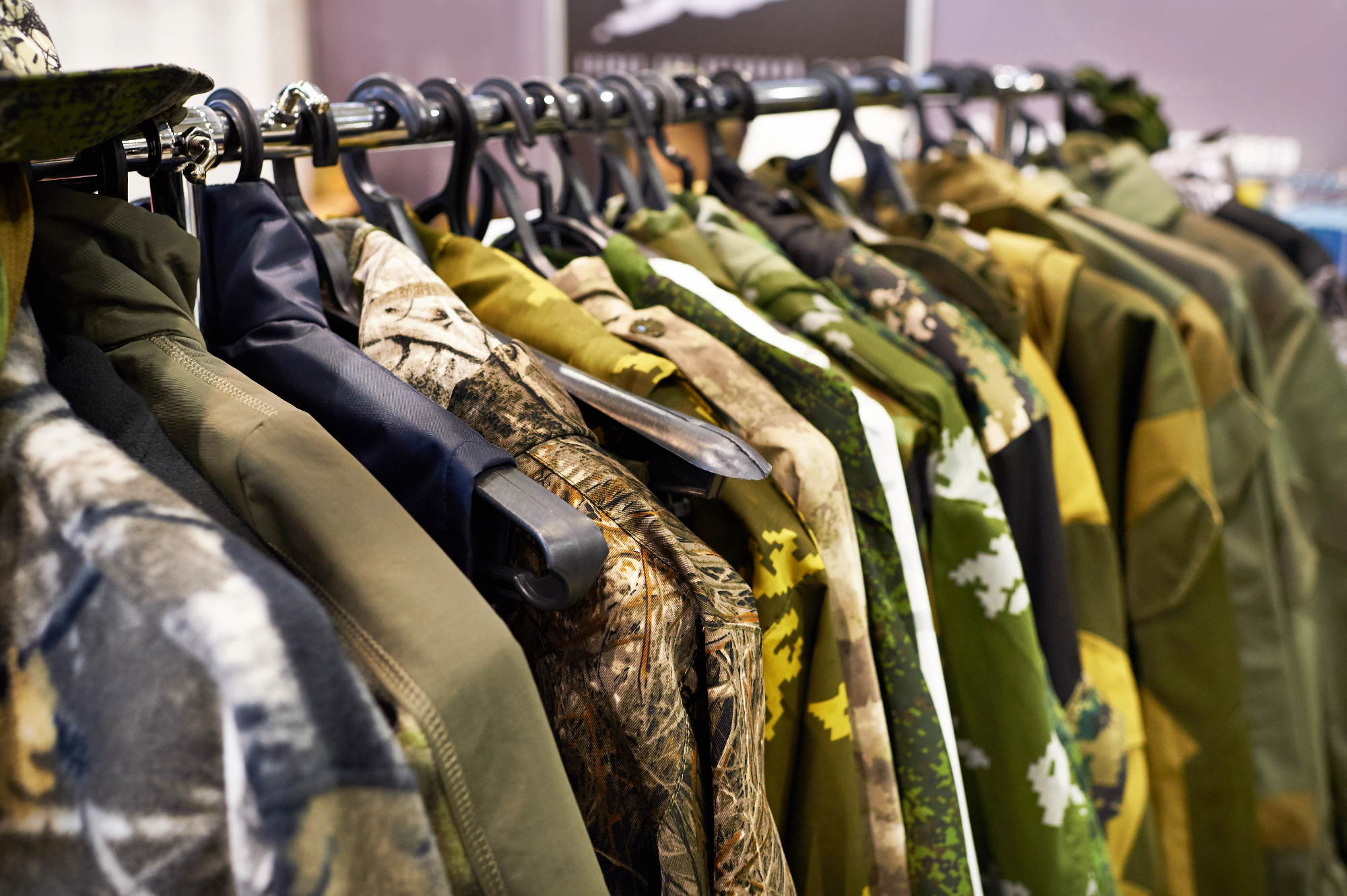 V našem kraju je lovska trgovina, ki jo obiskujejo vsi lovci