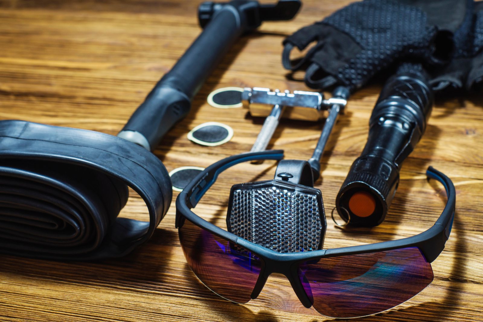 Popolna kolesarska oprema nudi sproščeno in varno vožnjo